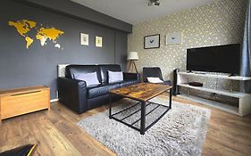 Modern Central Family-Home For 6